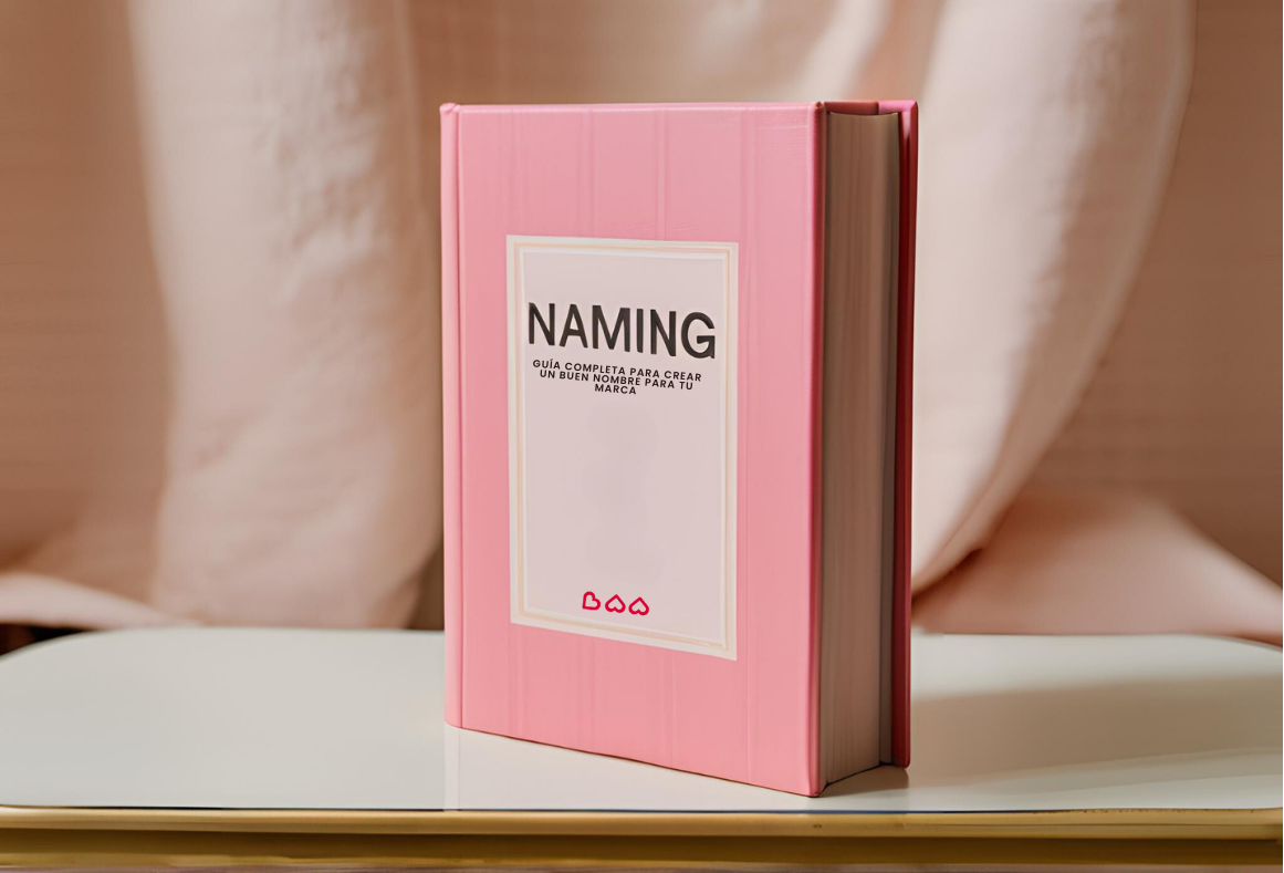 libro rosa con fondo neutro titulo "naming"